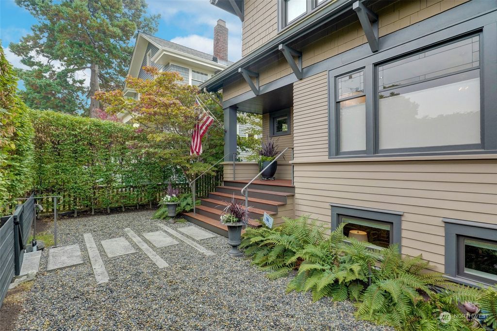 Photo of 811 W Blaine Street, Seattle, WA 98119 (MLS # 2007682)