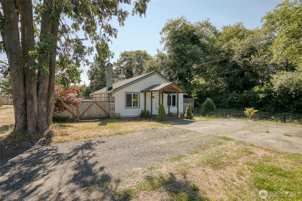Photo of 121 W Marion Street, Aberdeen, WA 98520 (MLS # 2555186)