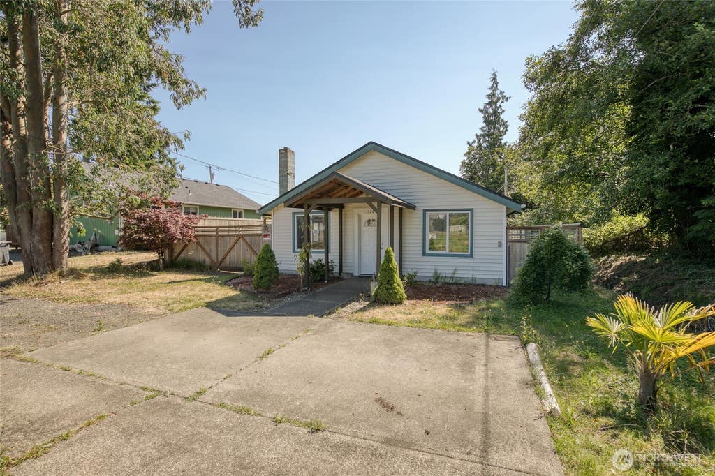Photo of 121 W Marion Street, Aberdeen, WA 98520 (MLS # 2555186)