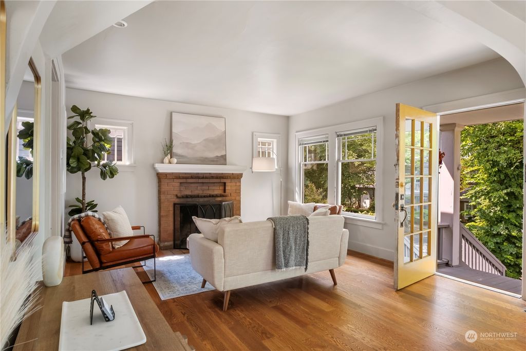 Photo of 827 W Fulton Street, Seattle, WA 98119 (MLS # 2153521)