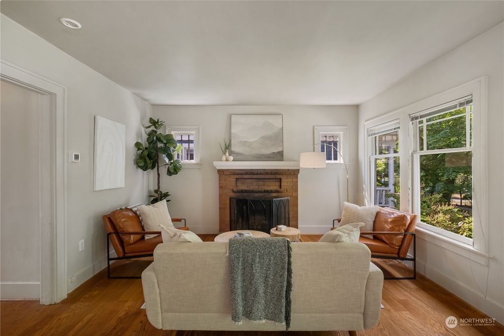 Photo of 827 W Fulton Street, Seattle, WA 98119 (MLS # 2153521)