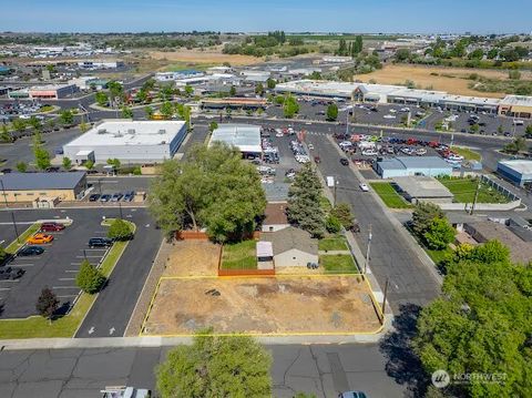 Photo of 402 E Walnut Avenue, Moses Lake, WA 98837 (MLS # 2522102)