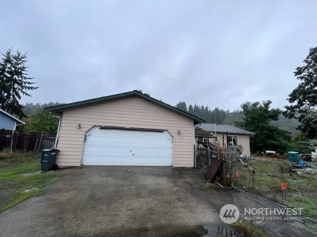 Photo of 23 4th Avenue S, Algona, WA 98001 (MLS # 2165769)