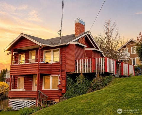 Photo of 522 12th Street, Bellingham, WA 98225 (MLS # 2560051)