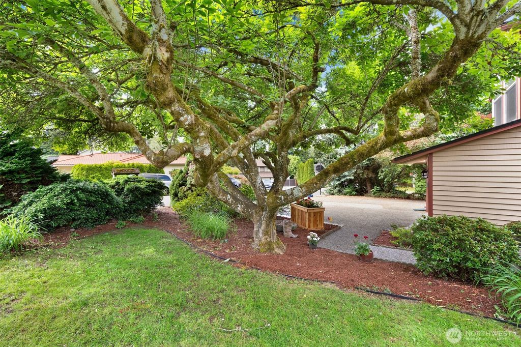 Photo of 13616 SE 239th Street, Kent, WA 98042 (MLS # 2396306)