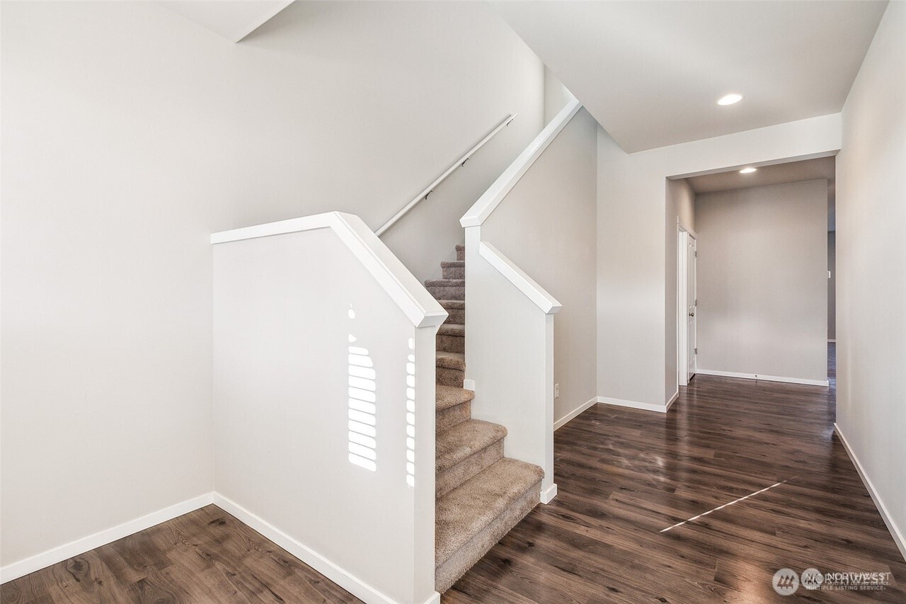 6930 Oleander Ave NE