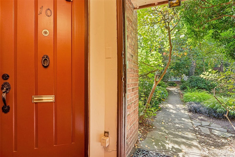 1516 E Republican Street 10