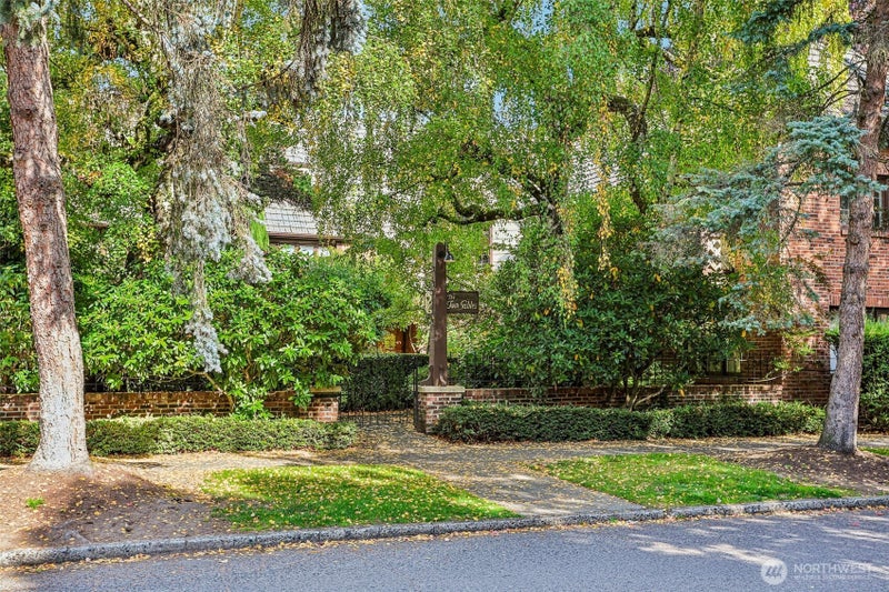 1516 E Republican Street 10