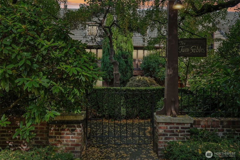 1516 E Republican Street 10