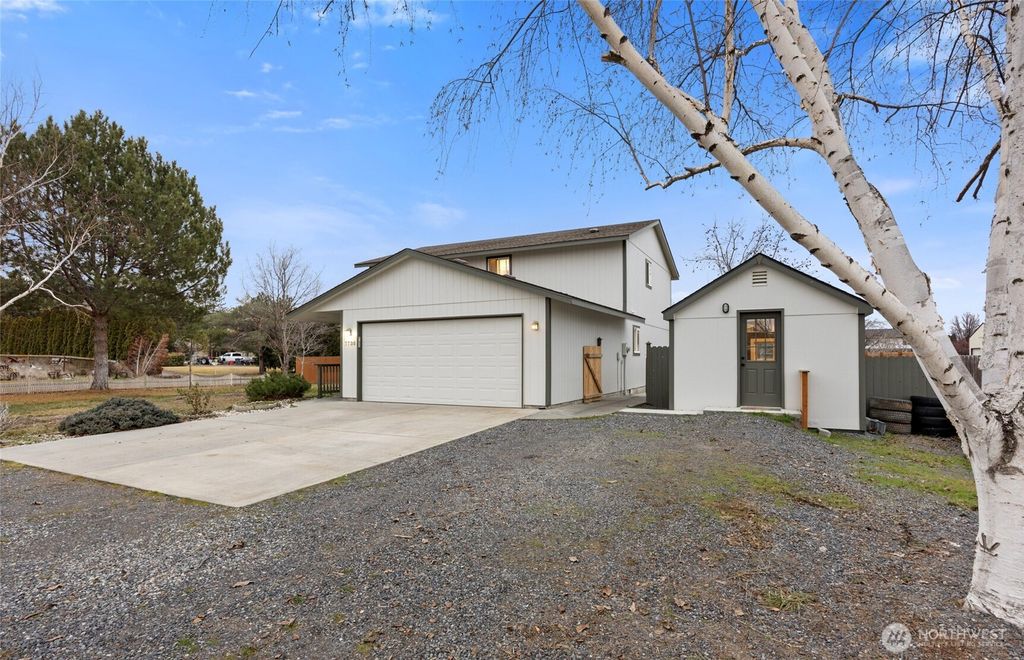 Photo of 7735 McBee Street NE, Moses Lake, WA 98837 (MLS # 2472005)