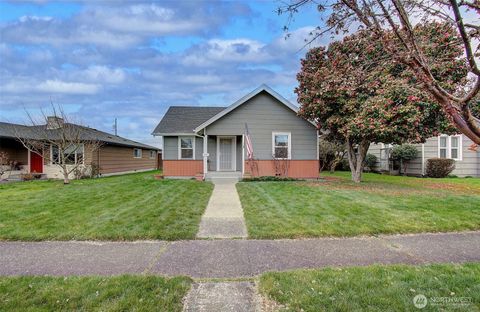 Photo of 551 19th Avenue, Longview, WA 98632 (MLS # 2482486)