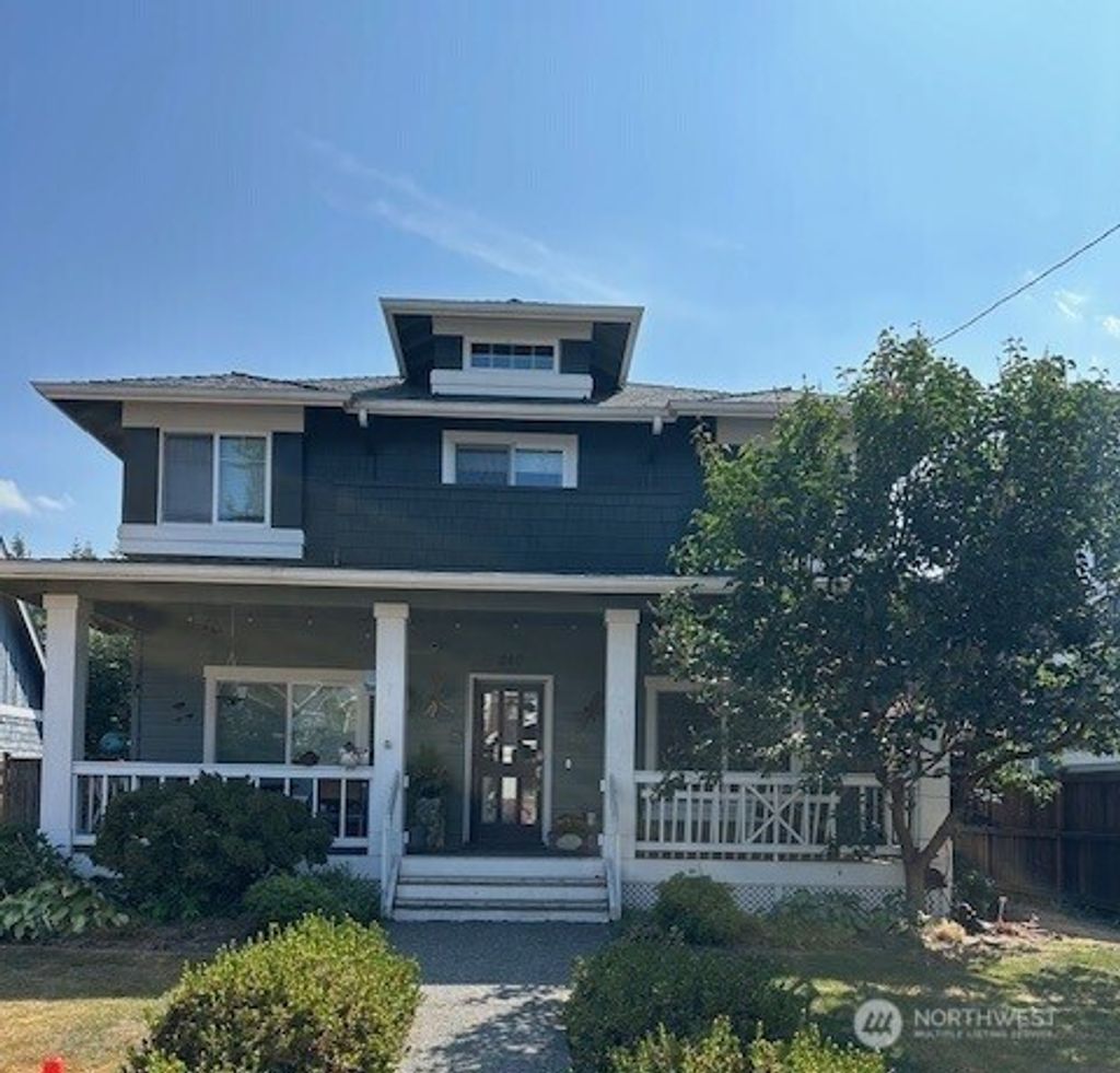 Photo of 240 1st Avenue NE, Issaquah, WA 98027 (MLS # 2417488)
