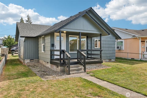 Photo of 336 28th Avenue, Longview, WA 98632 (MLS # 2584031)