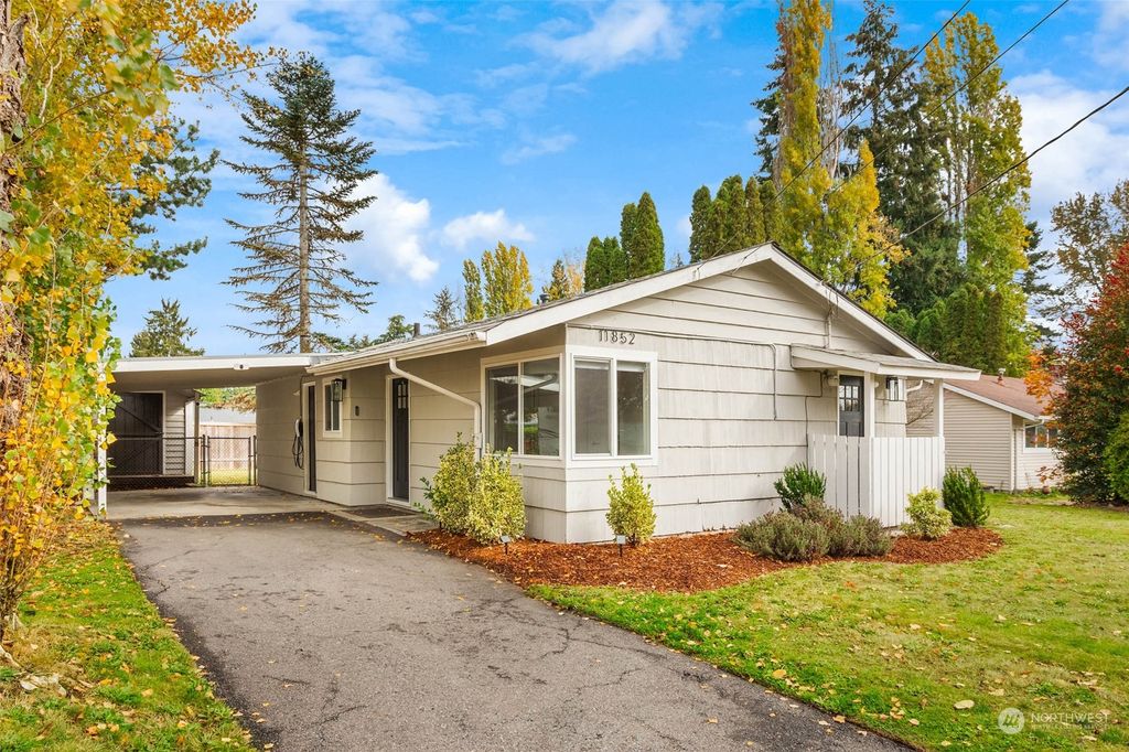 Photo of 11852 SE 170th Place, Renton, WA 98058 (MLS # 2305235)
