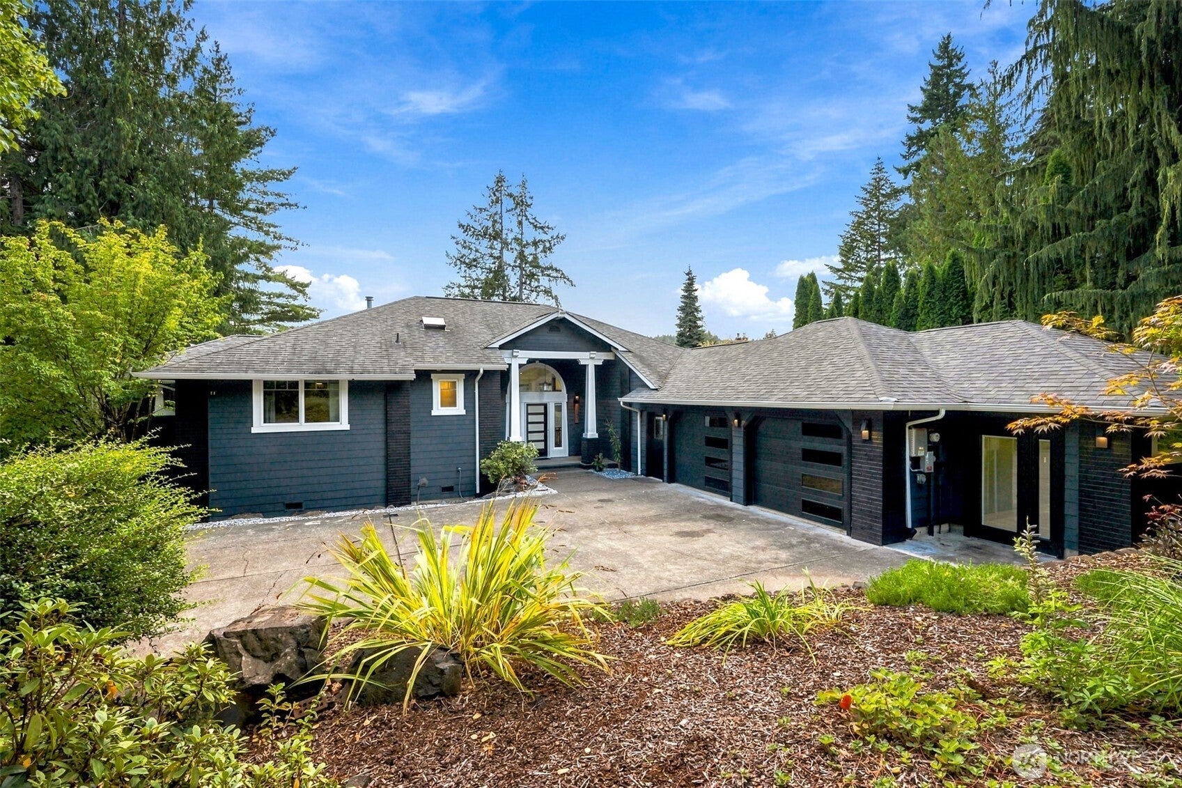 1537 Colonial Court SW