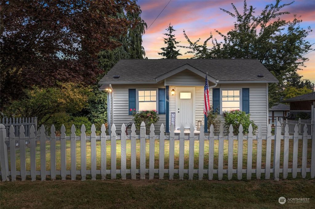 Photo of 115 47th Street SW, Everett, WA 98203 (MLS # 2273672)