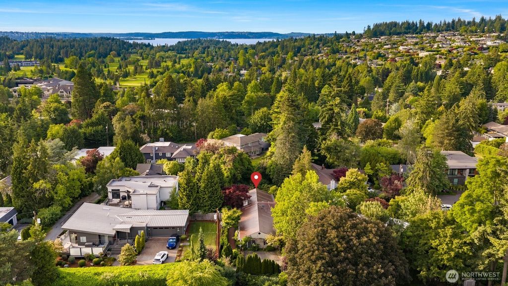 Photo of 804 84th Avenue NE, Medina, WA 98039 (MLS # 2537327)