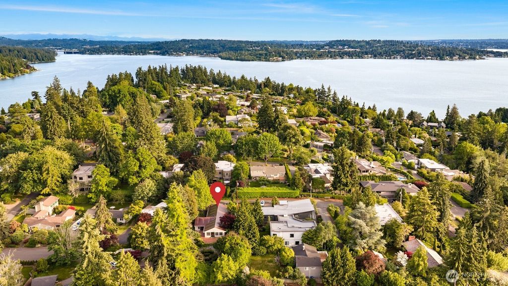 Photo of 804 84th Avenue NE, Medina, WA 98039 (MLS # 2537327)