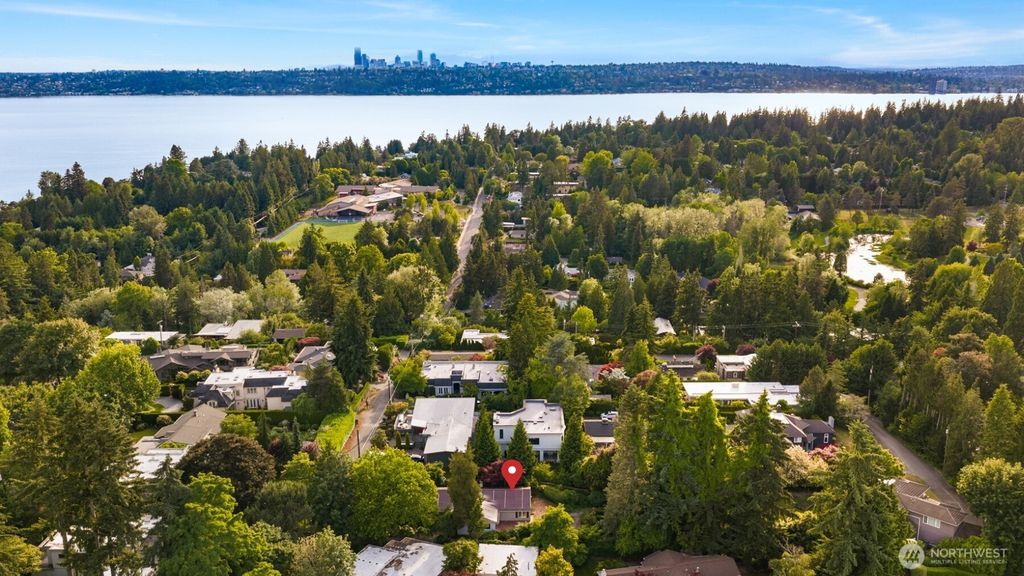 Photo of 804 84th Avenue NE, Medina, WA 98039 (MLS # 2537327)