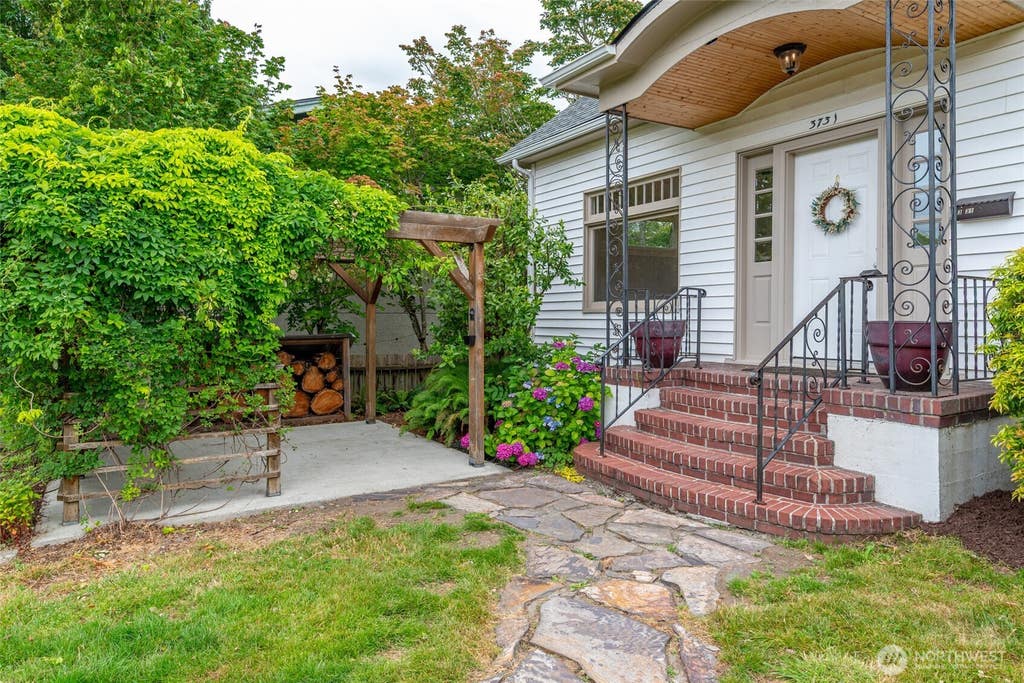 Photo of 3731 Hoyt Ave AVE, Everett, WA 98201 (MLS # 2547795)