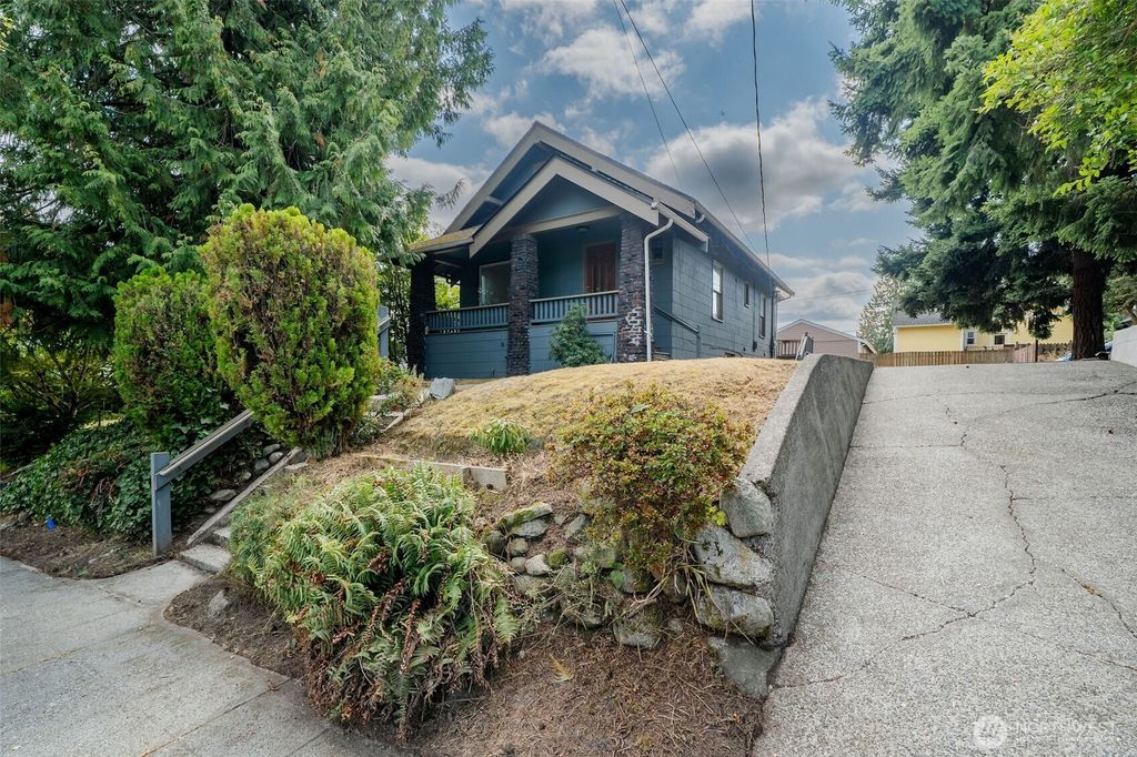 Photo of 329 NE 51st Street, Seattle, WA 98105 (MLS # 2440735)