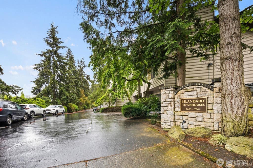 Photo of 7639 SE 29th Street, Issaquah, WA 98029 (MLS # 2572997)