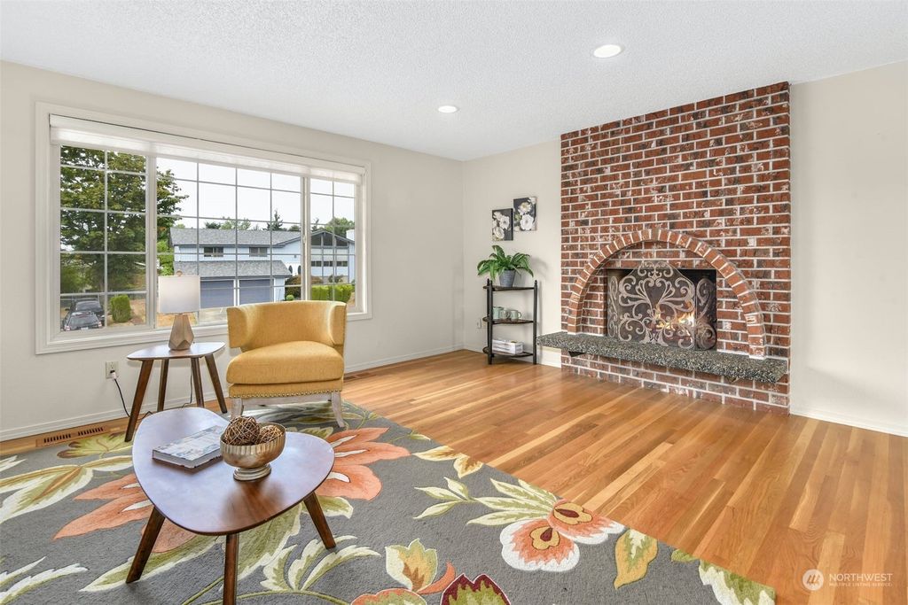 Photo of 823 S 28th Court, Renton, WA 98055 (MLS # 2156676)