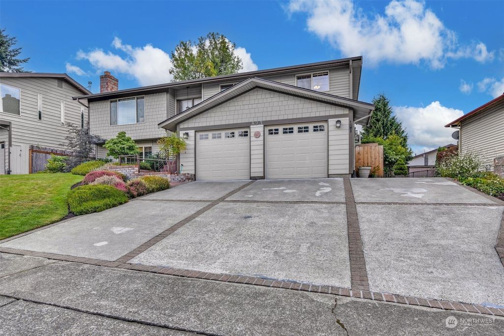 Photo of 823 S 28th Court, Renton, WA 98055 (MLS # 2156676)