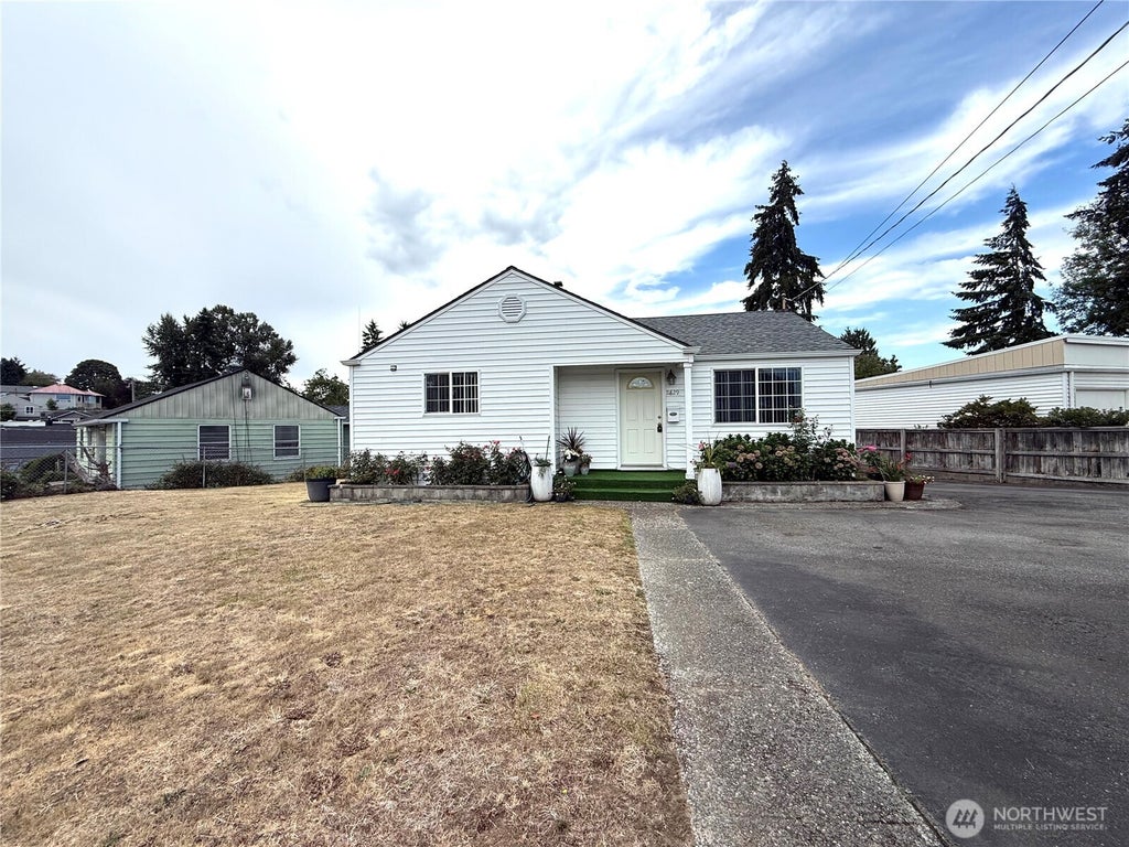 Photo of 11829 76 Avenue S, Seattle, WA 98178 (MLS # 2577163)