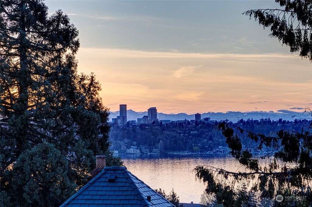 Photo of 2233 70th Avenue SE, Mercer Island, WA 98040 (MLS # 2054969)