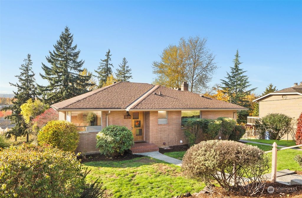 Photo of 1625 Lake Avenue S, Renton, WA 98055 (MLS # 2178981)