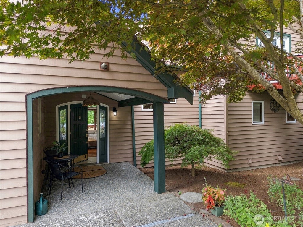 Photo of 8025 45th Avenue NE, Seattle, WA 98115 (MLS # 2580099)