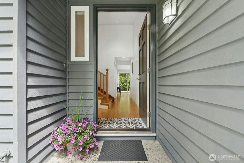 Photo of 22524 NE 12th Place, Sammamish, WA 98074 (MLS # 2366593)