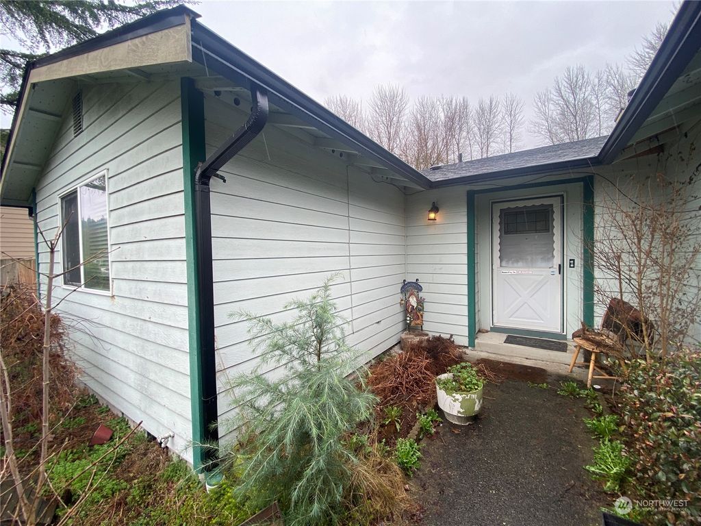Photo of 124 6th Avenue SW, Pacific, WA 98047 (MLS # 2203088)