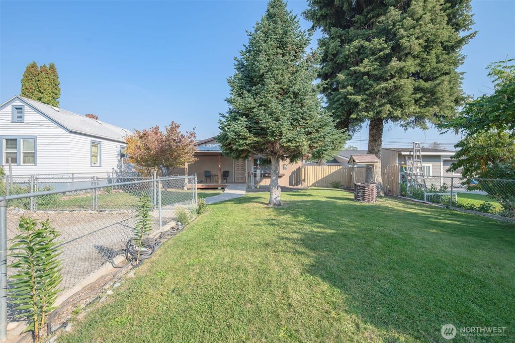 Photo of 815 Kittitas Street, Wenatchee, WA 98801 (MLS # 2441615)