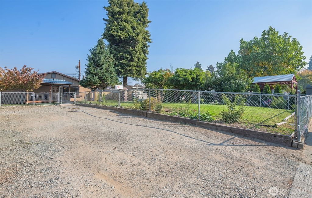 Photo of 815 Kittitas Street, Wenatchee, WA 98801 (MLS # 2441615)