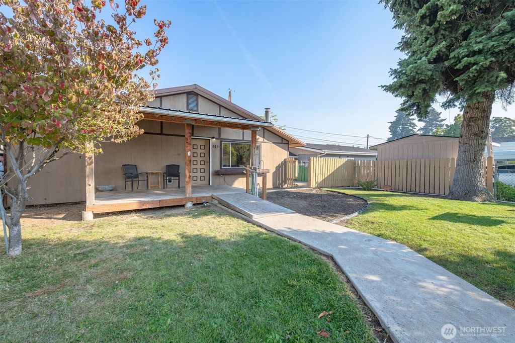 Photo of 815 Kittitas Street, Wenatchee, WA 98801 (MLS # 2441615)