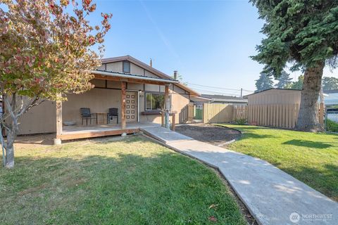 Photo of 815 Kittitas Street, Wenatchee, WA 98801 (MLS # 2441615)