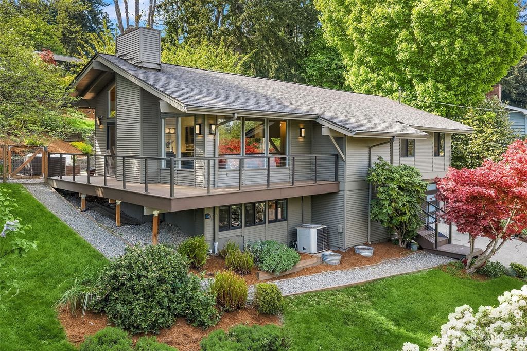 Photo of 7231 91st Place SE, Mercer Island, WA 98040 (MLS # 2518070)
