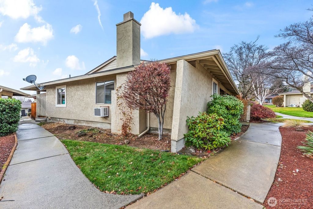 Photo of 611 N 50th Avenue #14, Yakima, WA 98908 (MLS # 2459867)