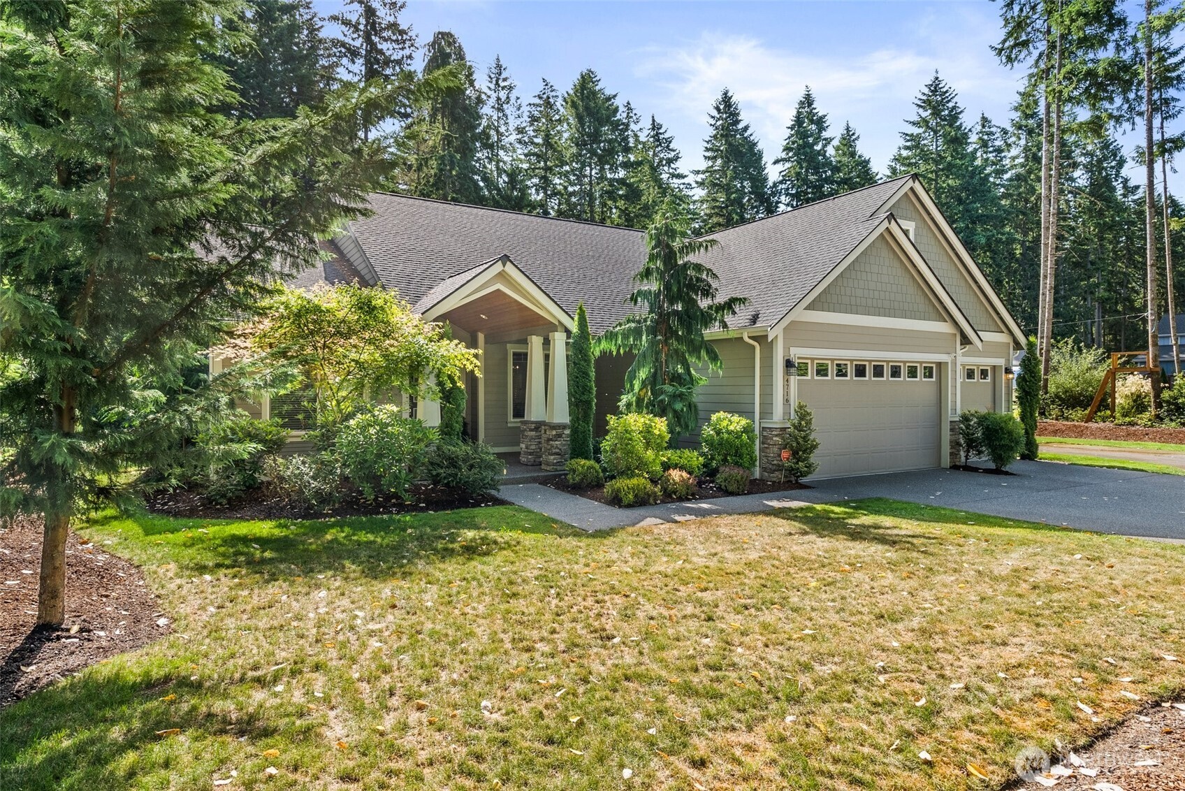 4716 Center Lane NE