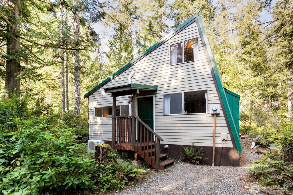 Photo of 608 E Barbary Road, Shelton, WA 98584 (MLS # 2591024)