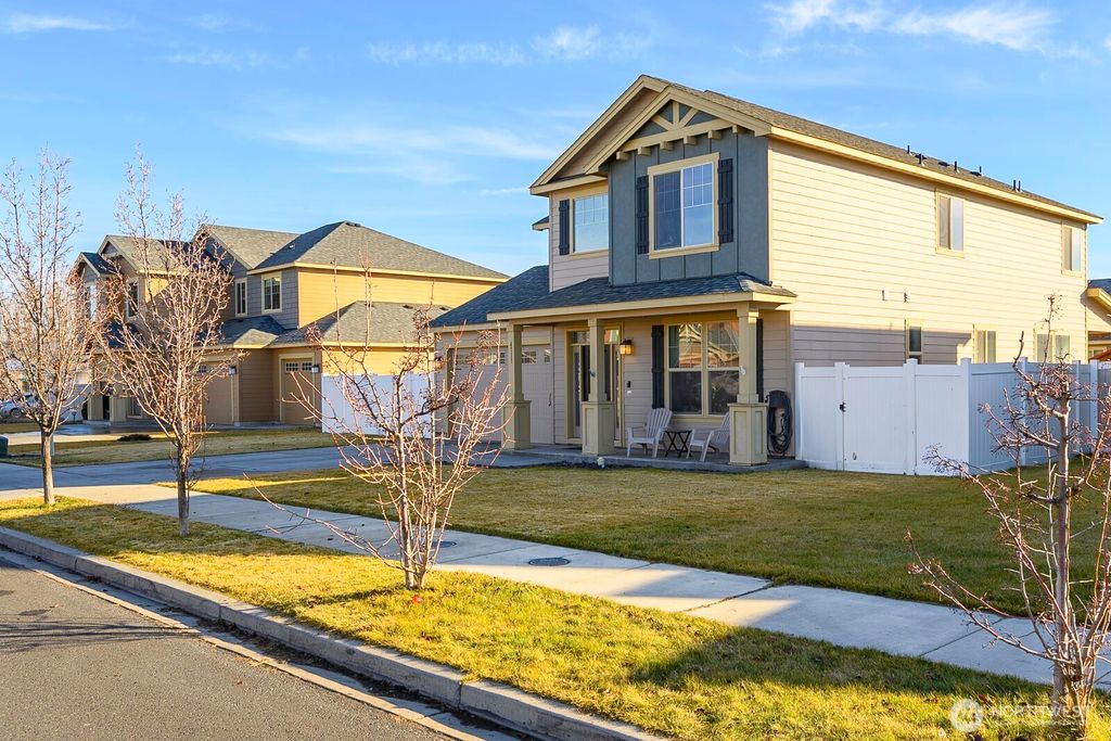 Photo of 4711 Badger Street St, Moses Lake, WA 98837 (MLS # 2480292)
