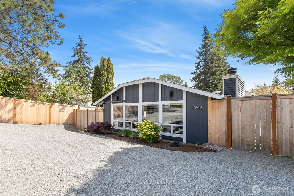Photo of 10818 31st Avenue SW, Seattle, WA 98146 (MLS # 2546306)