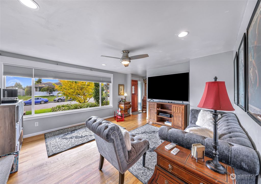 Photo of 2211 Jade Avenue, Everett, WA 98201 (MLS # 2302758)