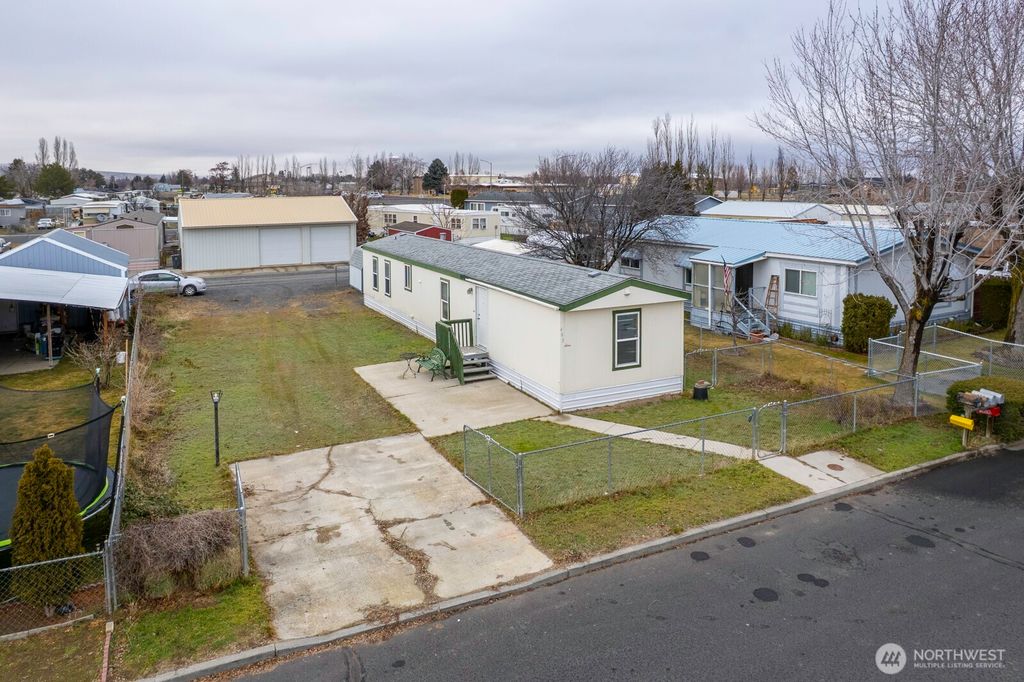Photo of 463 8th Avenue SE, Ephrata, WA 98823 (MLS # 2473098)