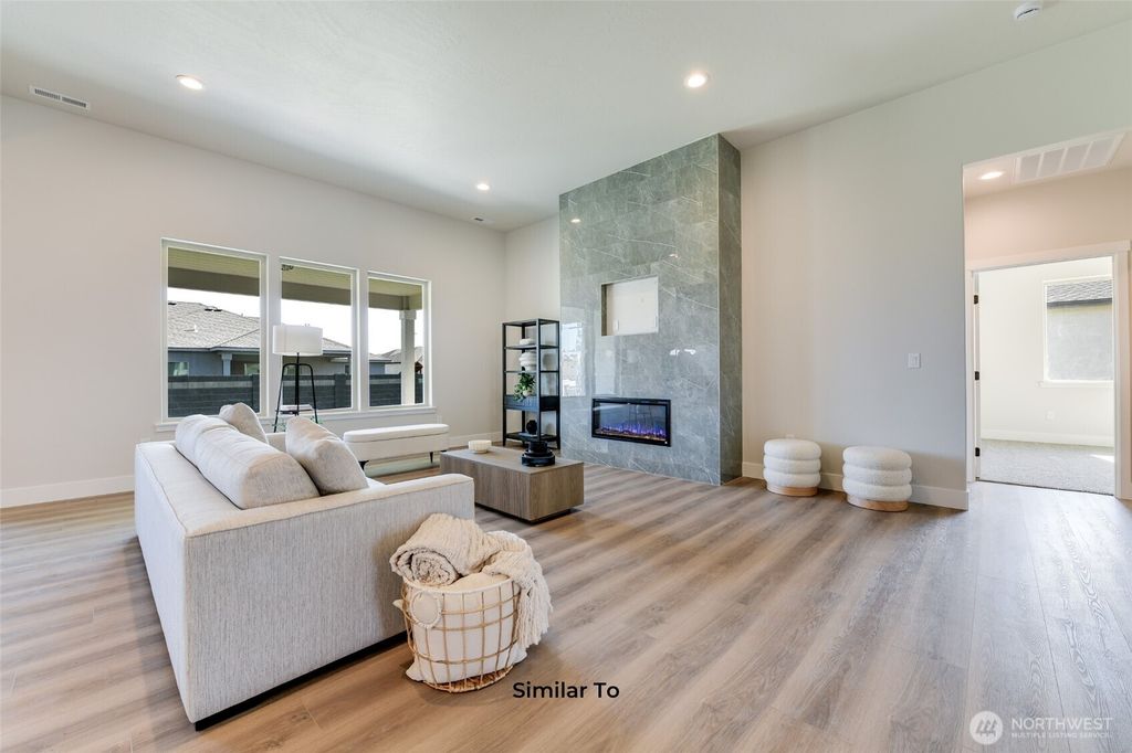 Photo of 523 N Lessor Loop, Moses Lake, WA 98837 (MLS # 2467016)