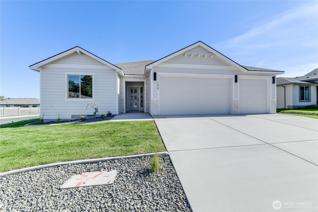 Photo of 523 N Lessor Loop, Moses Lake, WA 98837 (MLS # 2467016)
