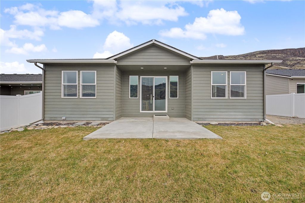 Photo of 436 Hammond Lane, Rock Island, WA 98850 (MLS # 2488835)