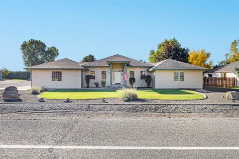 Photo of 1713 NE Fairway Drive, Moses Lake, WA 98837 (MLS # 2594973)
